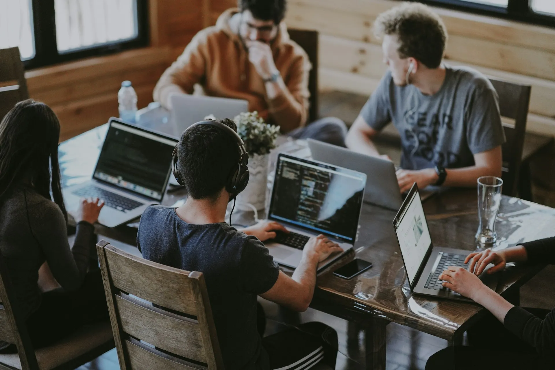 Equipo trabajando junto sobre estrategia de comunicación