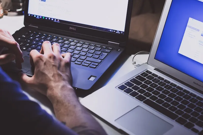 Persona programando frente a pantallas de código