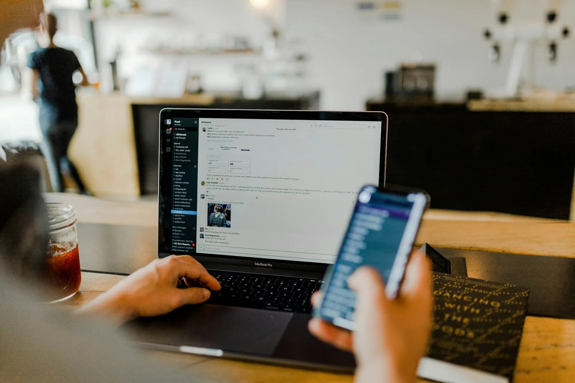 Persona gestionando su privacidad digital en un ordenador portátil