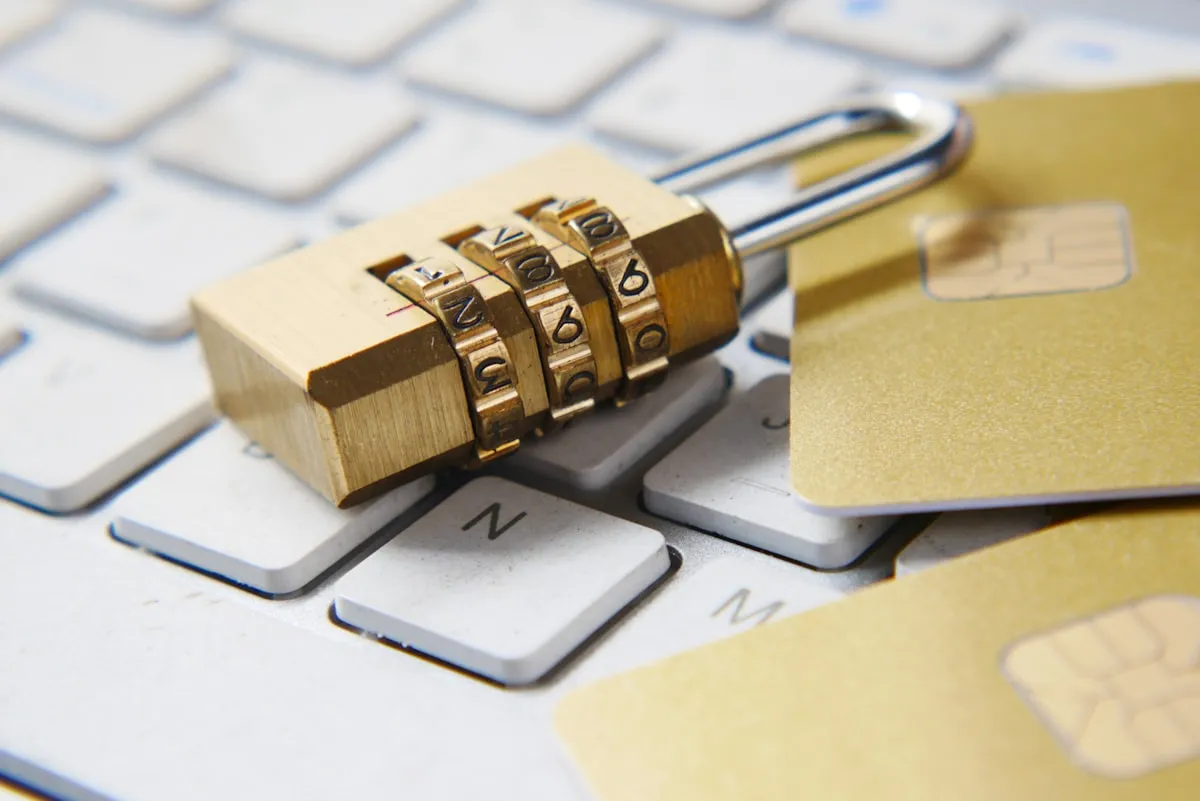 Persona configurando preferencias de privacidad en un dispositivo