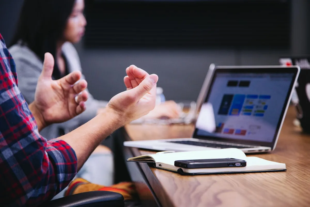 Equipo de desarrollo trabajando sobre arquitectura de software